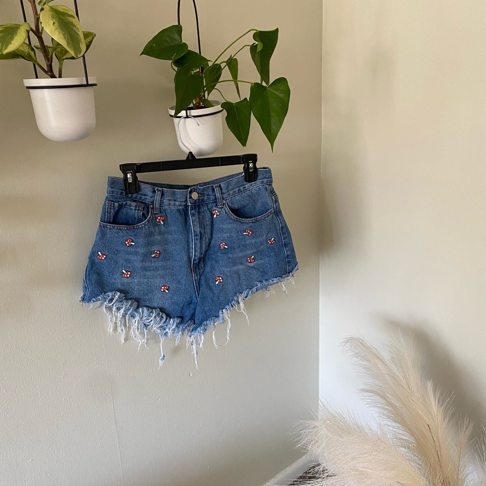 Simple Society mushroom jean shorts. Size 9/29.